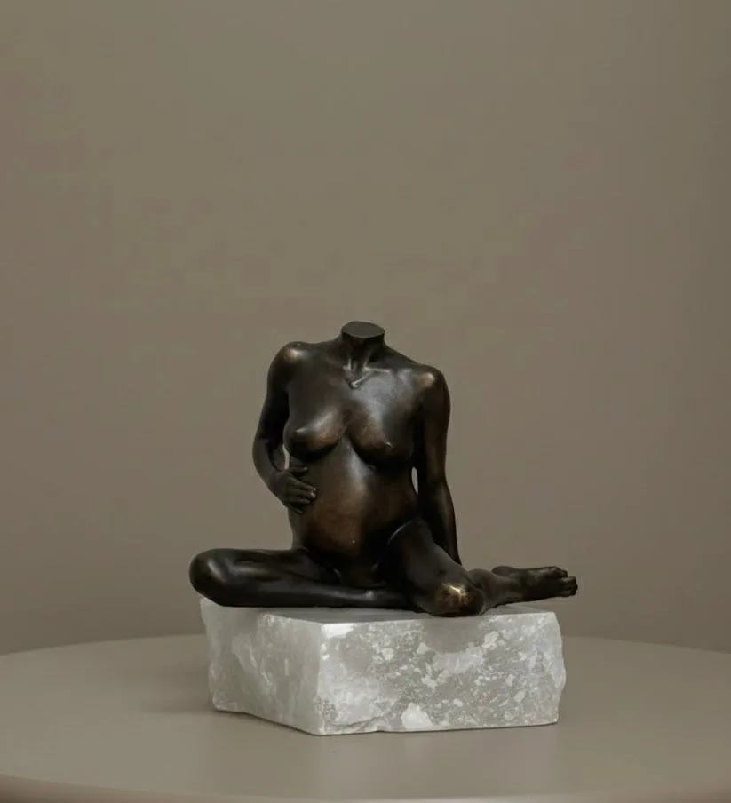 Arte-Lumina zwangerschapsbeeldje zittende pose